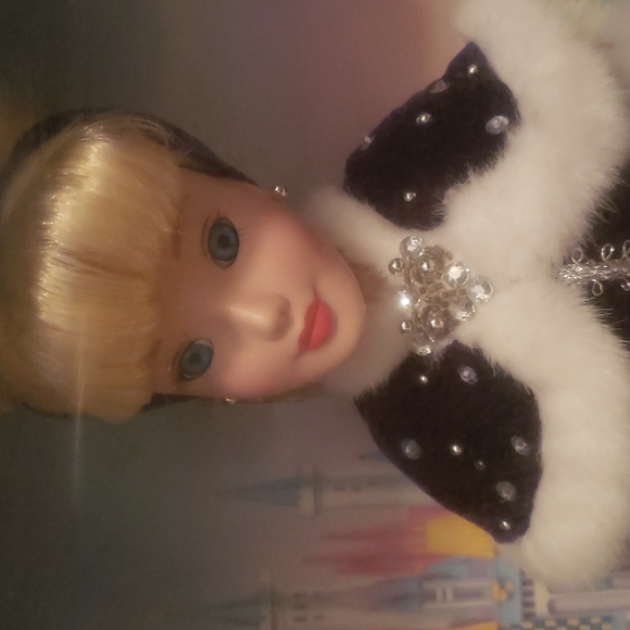Cinderella porcelain keepsake doll - Picture 7 of 11